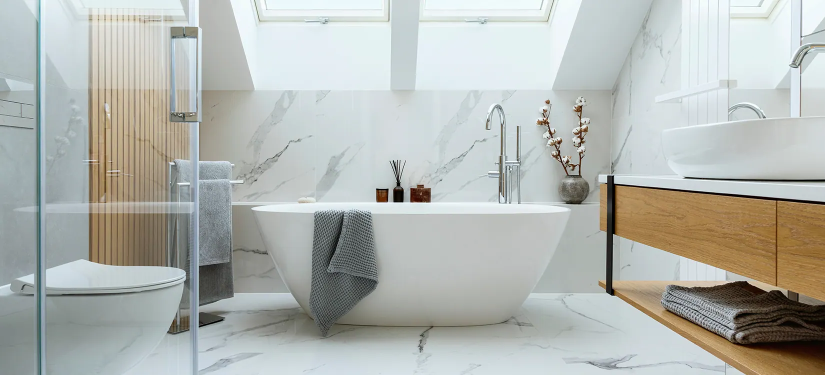 PUR-b2b-CTA-stilvolles-Badezimmer-Innendesign-mit-Marmorplatten-und-Dachfenster Stilvolles Badezimmer-Innendesign mit Marmorplatten und Dachfenster