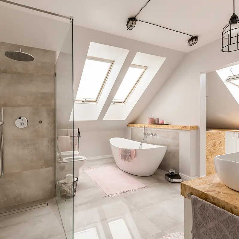 Modernes Badezimmer im Jugendstil mit Oberlichtern
