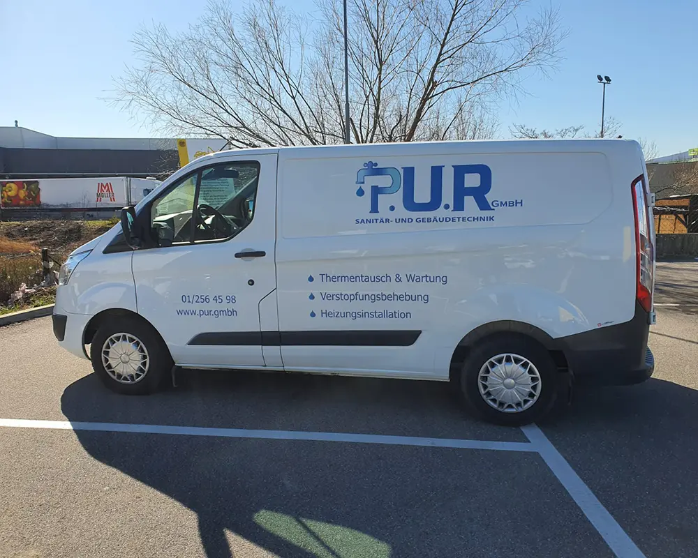 Weißer Firmenwagen P.U.R GmbH Sanitär- und Gebäudetechnik