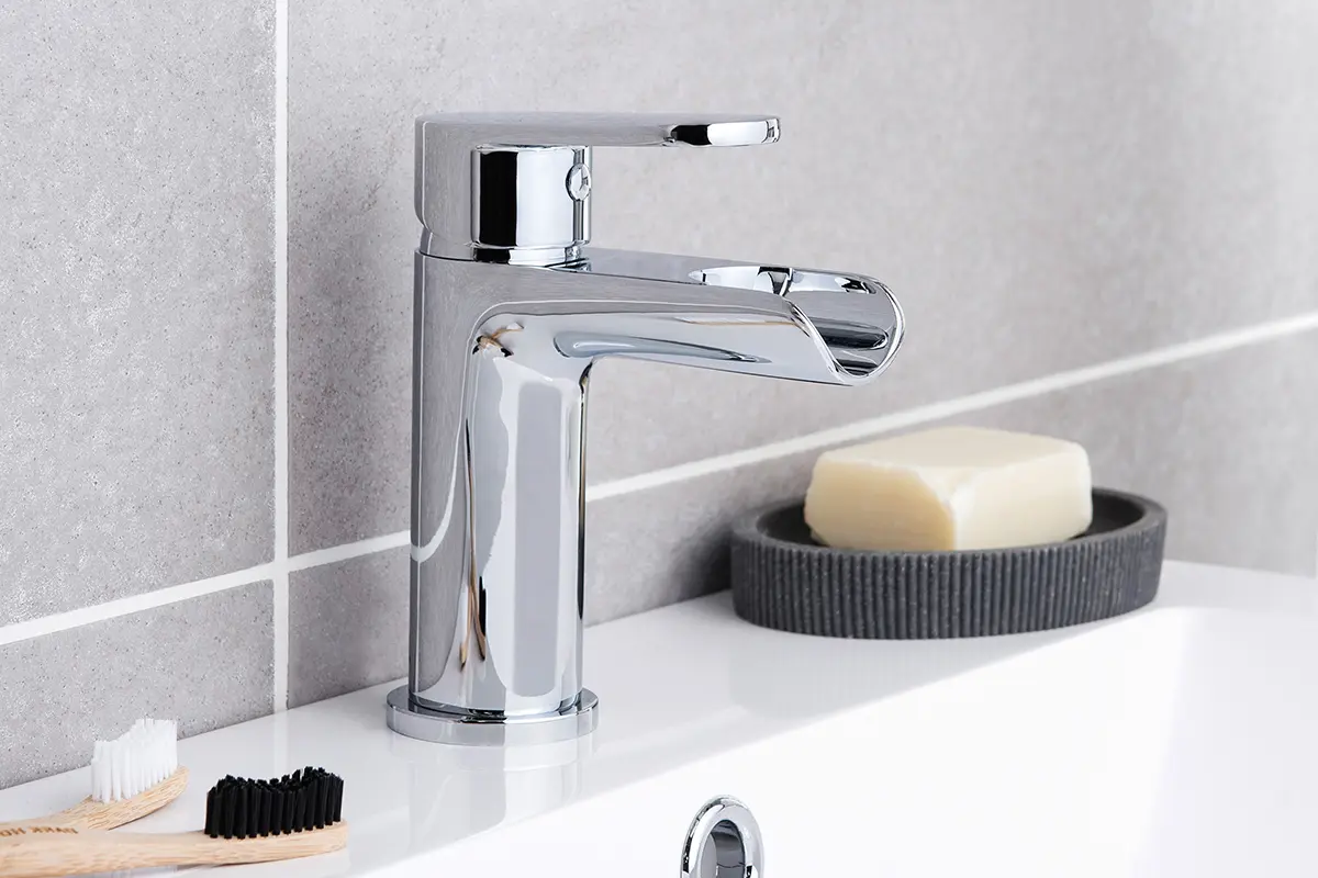 pur - Badarmaturen - Komfort und Design vereint Badezimmerwaschbecken mit einem Wasserhahn und einer Zahnbürste auf der Ablage