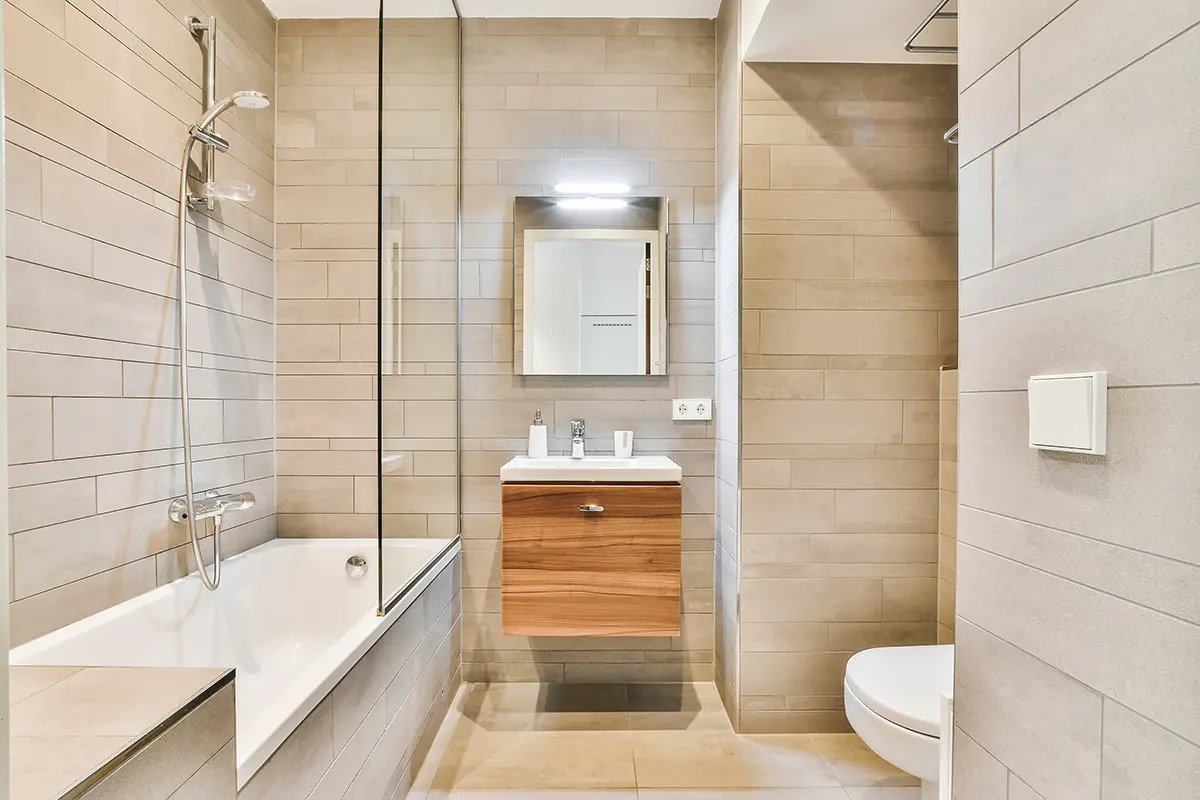 Helles Badezimmer mit Toilette, Waschbecken und Dusche
