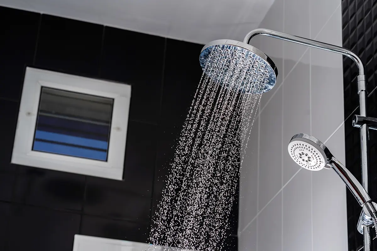 pur - Duschen - Defekte Armaturen Wasser fließt gleichmäßig aus dem Duschkopf