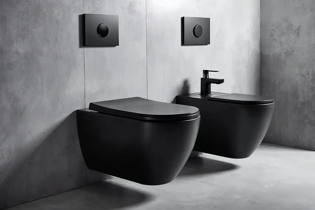 pur - Fachgerechte Montage ohne böse Überraschungen Schwarze Toilette und Bidet in Badezimmer vor Wand