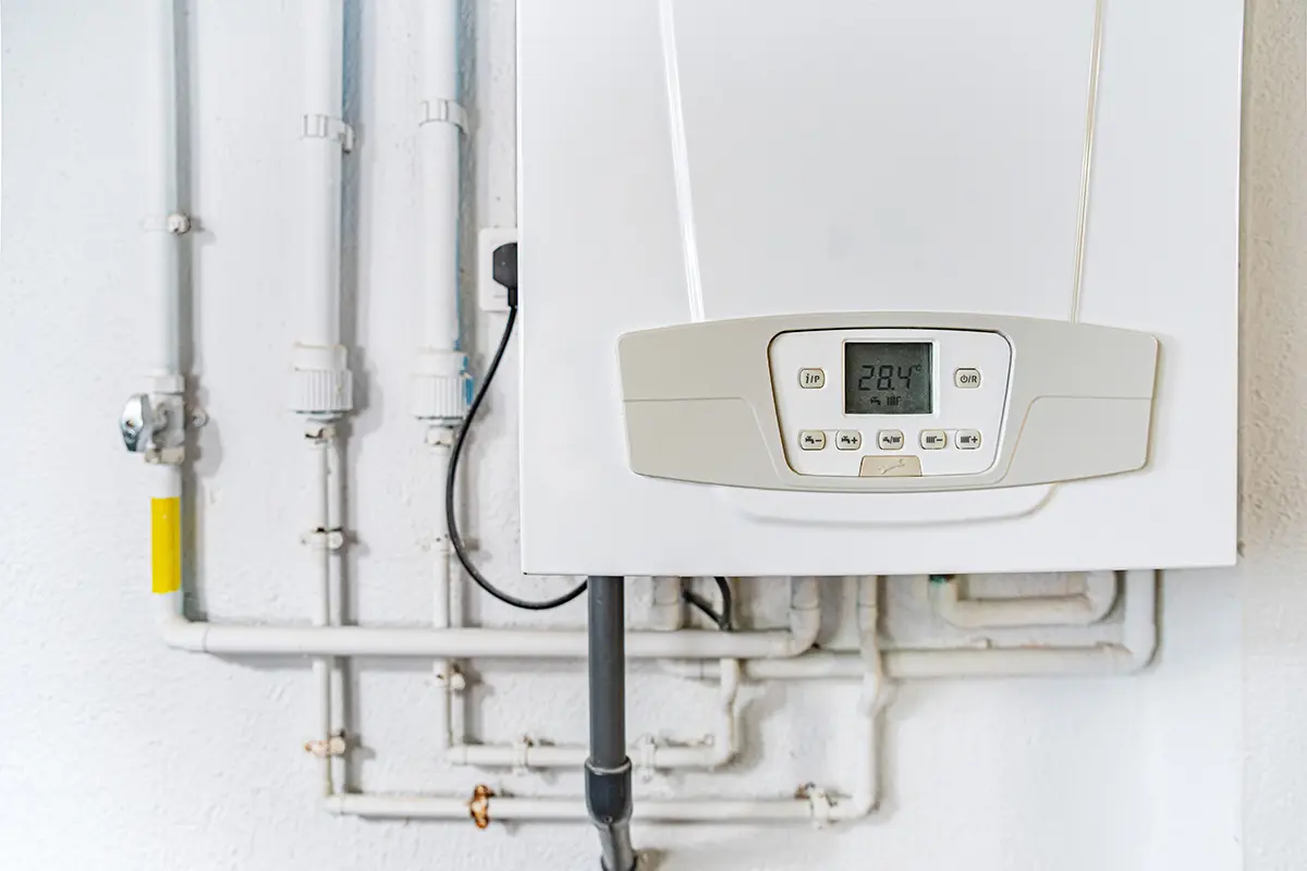pur - Gasthermen Installation Gasboiler in einem Haus, zentral für die Heizungsversorgung und Warmwasserbereitung