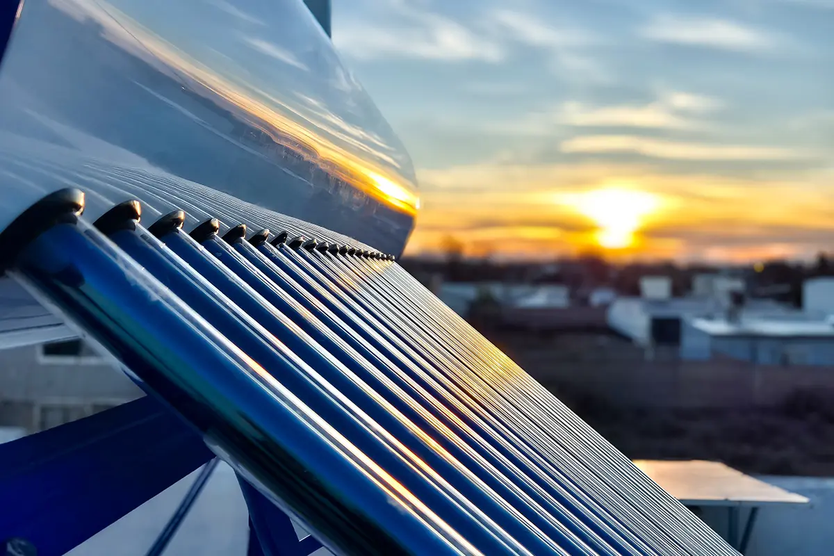 Ein Sonnenkollektor auf einem Dach bei Sonnenuntergang