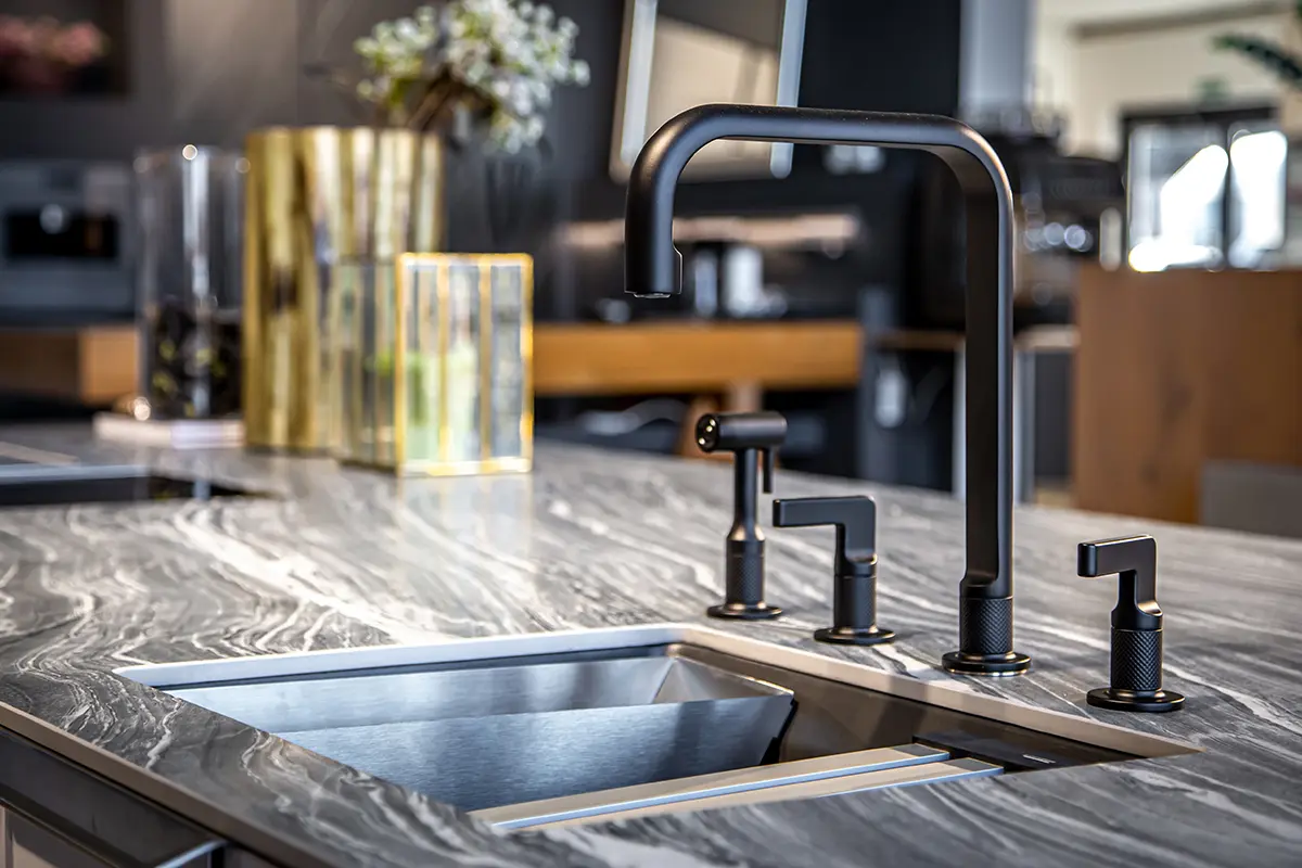 pur - Küchenarmaturen - Herzstück jeder Küche Moderne Küchenspüle mit eleganten Wasserhahn darüber