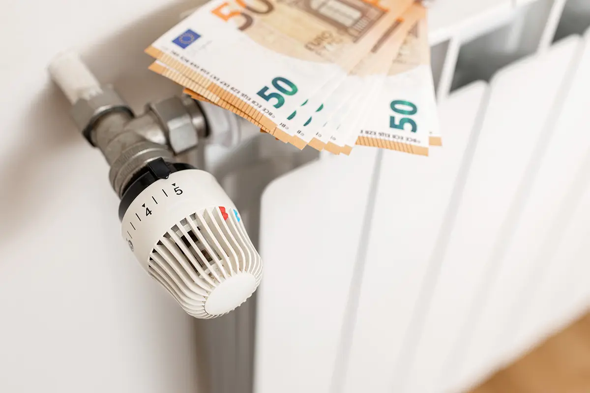 Euro-Banknoten auf einem Heizkörper