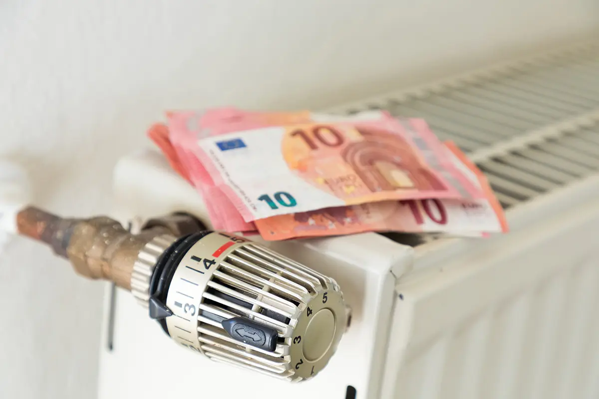 Euro-Banknoten auf einem Heizkörper