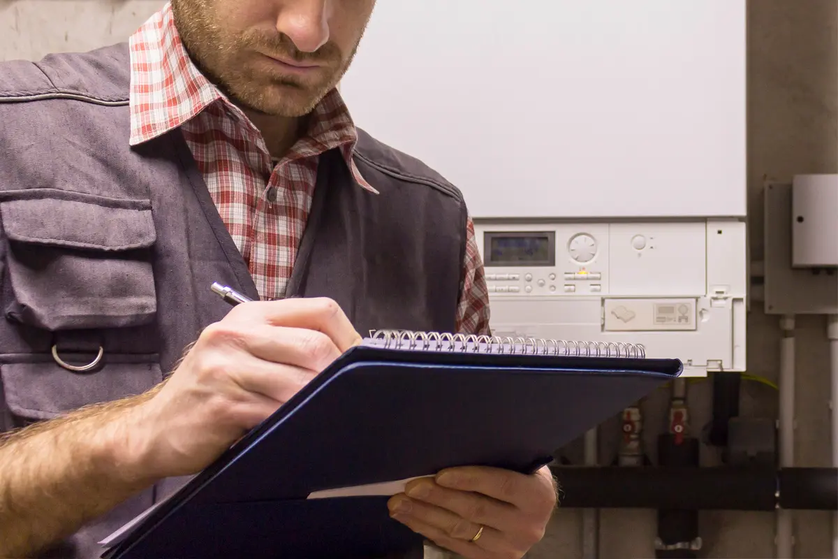 Ein Mann notiert Informationen auf einem Clipboard