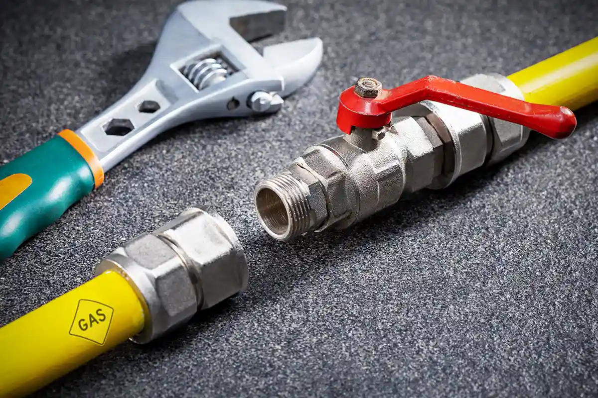 Detailansicht Rohres mit Wrench auf Tisch