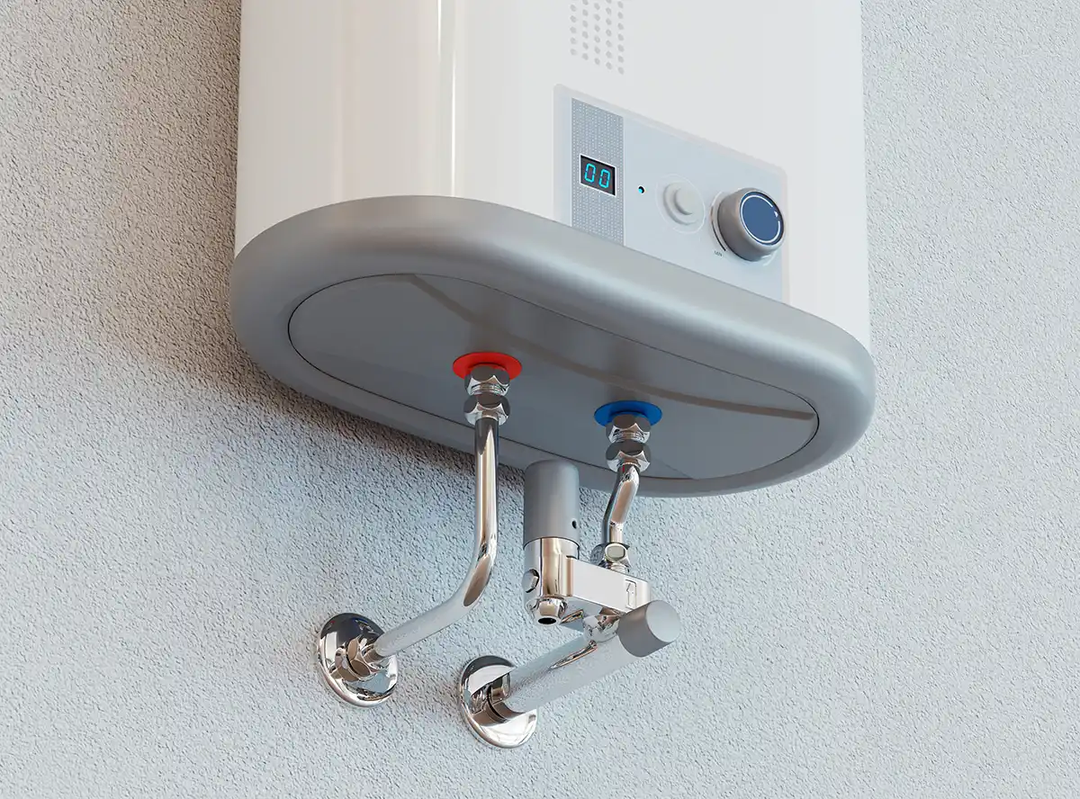 Weißer Wasserboiler ist an der Wand montiert