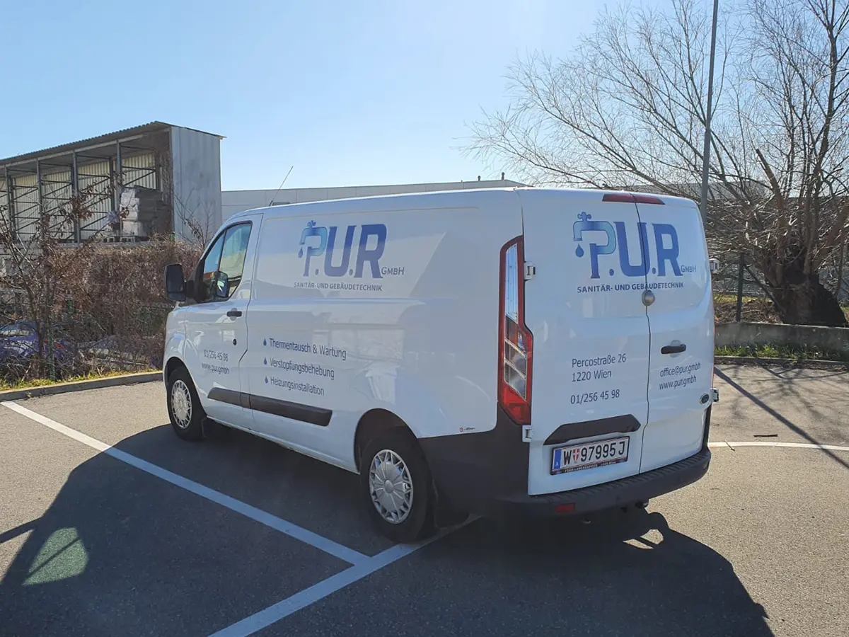 Schrägansicht eines weißen Firmenwagens P.U.R GmbH Sanitär- und Gebäudetechnik